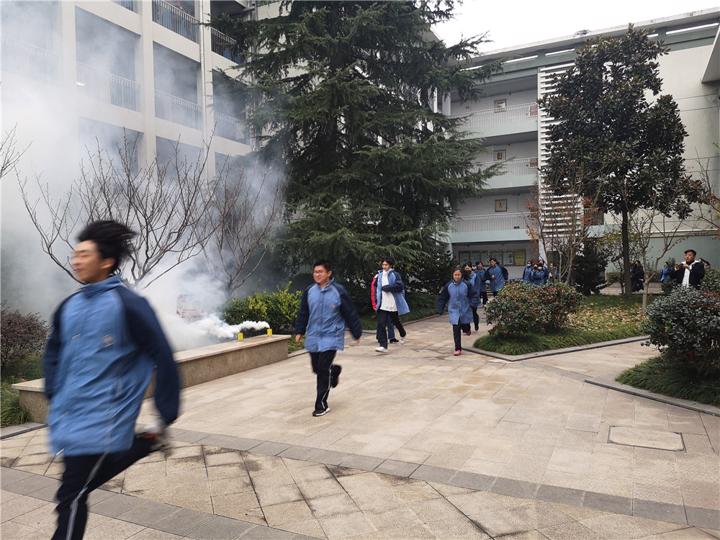 南京市玄武中等专业学校开展消防应急疏散演练活动03.jpg
