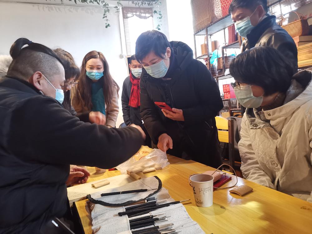 210107艺术名家进街区，金陵竹刻展魅力2.jpg