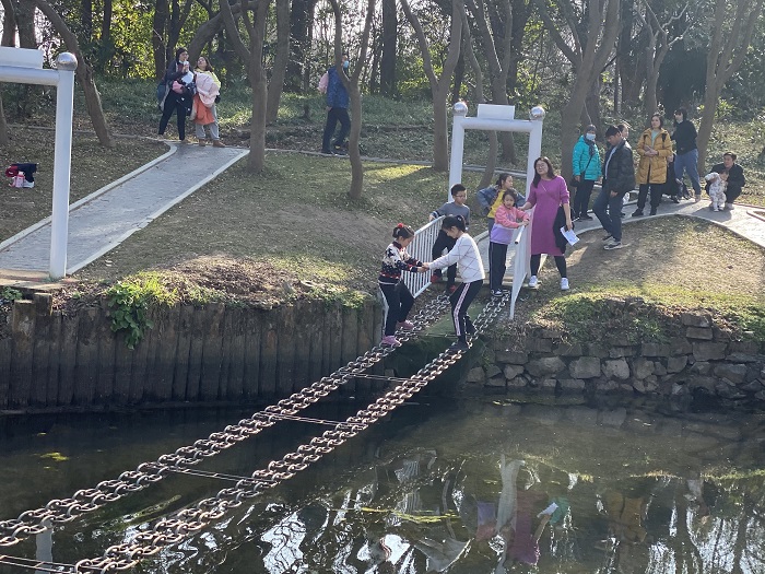 秦淮区光华路街道戎苑社区开展青少年“快乐同行”户外素质拓展活动.jpg