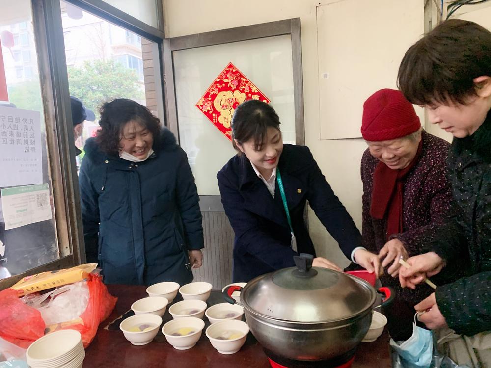 西城岚湾社区教育学习点开展社区“喜迎元宵节，爱心送汤圆”3.jpg