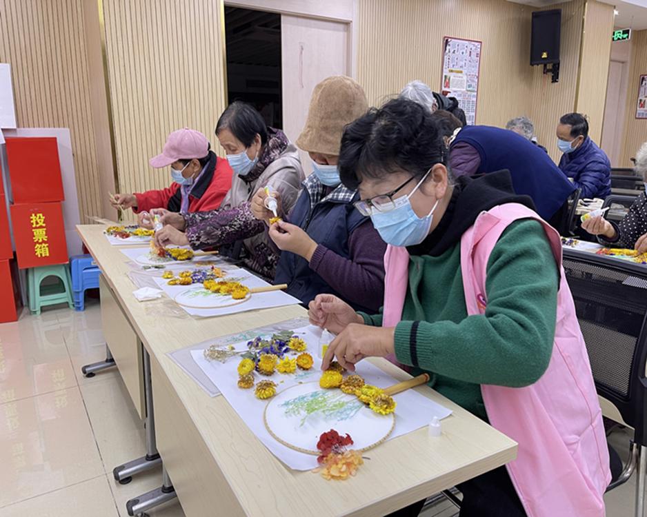 210305红山街道红山公园社区居民学校开展干花艺术团扇制作活动1_副本.jpg