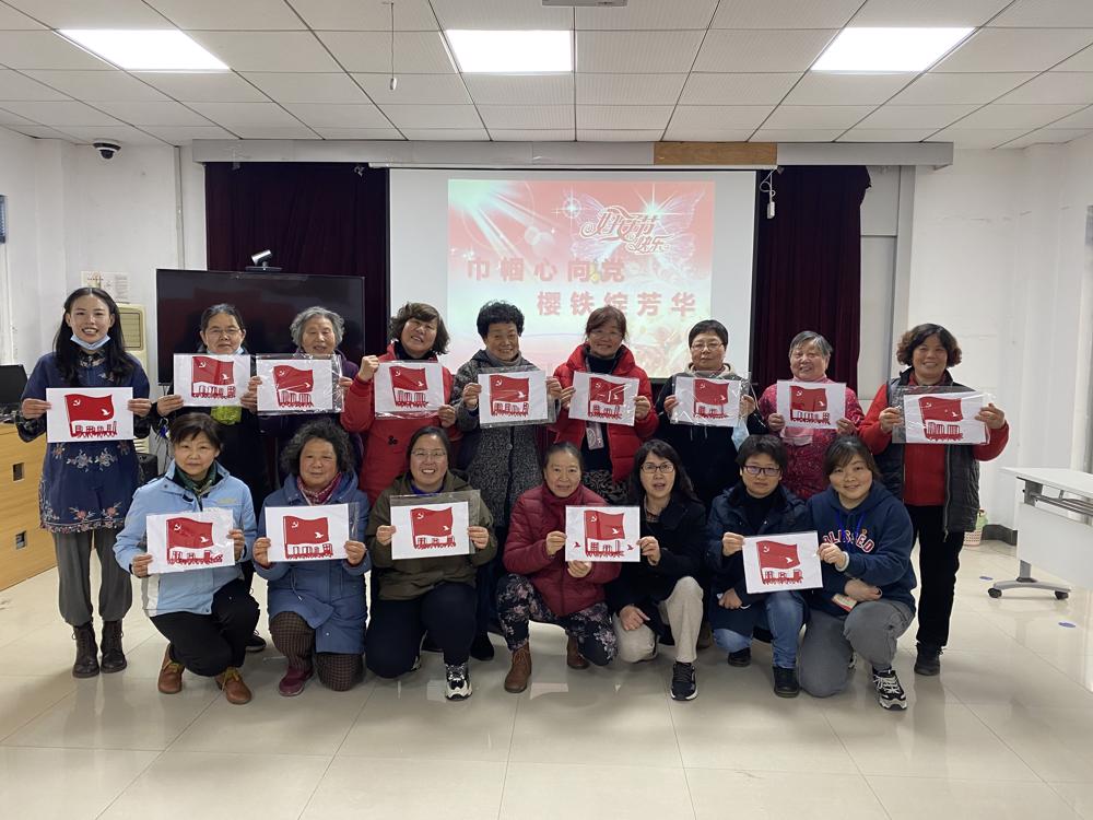 210309玄武湖街道樱铁村社区居民学校开展剪纸课.JPG
