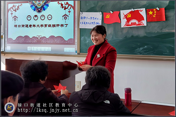 开学第一课：巧手制党旗，喜迎党百岁01.jpg