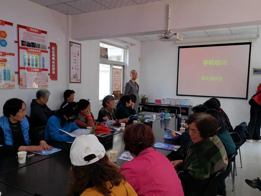 210330玄武湖街道蒋王庙社区居民学校开展老年人智能手机培训活动.jpg