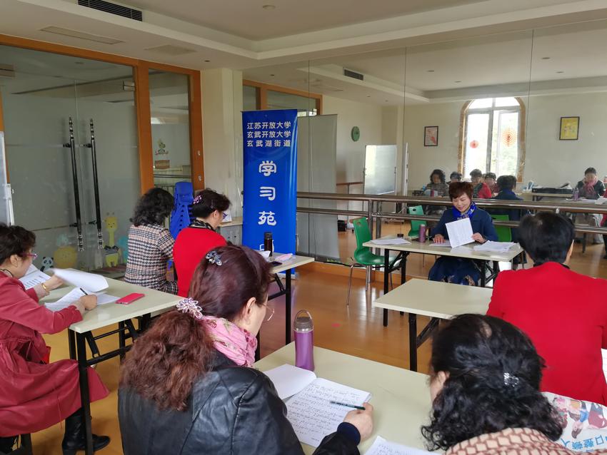 210330玄武湖街道学习苑开设传统文化课程——老年戏曲班.jpg