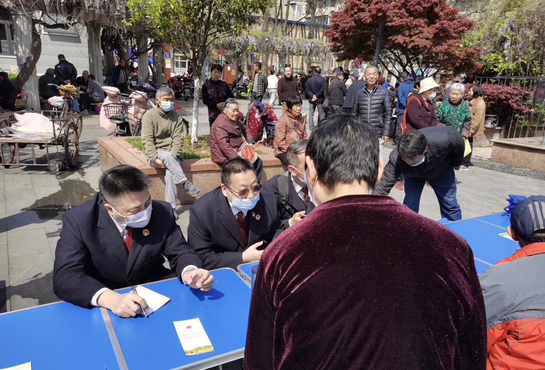 凤凰街道华阳佳园社区开展“法制让生活更美好”社区开展法制服务活动2.jpg 凤凰街道华阳佳园社区开展“法制让生活更美好”社区开展法制服务活动2.jpg