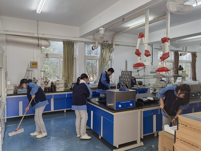 3.3药学系学雷锋2.jpg