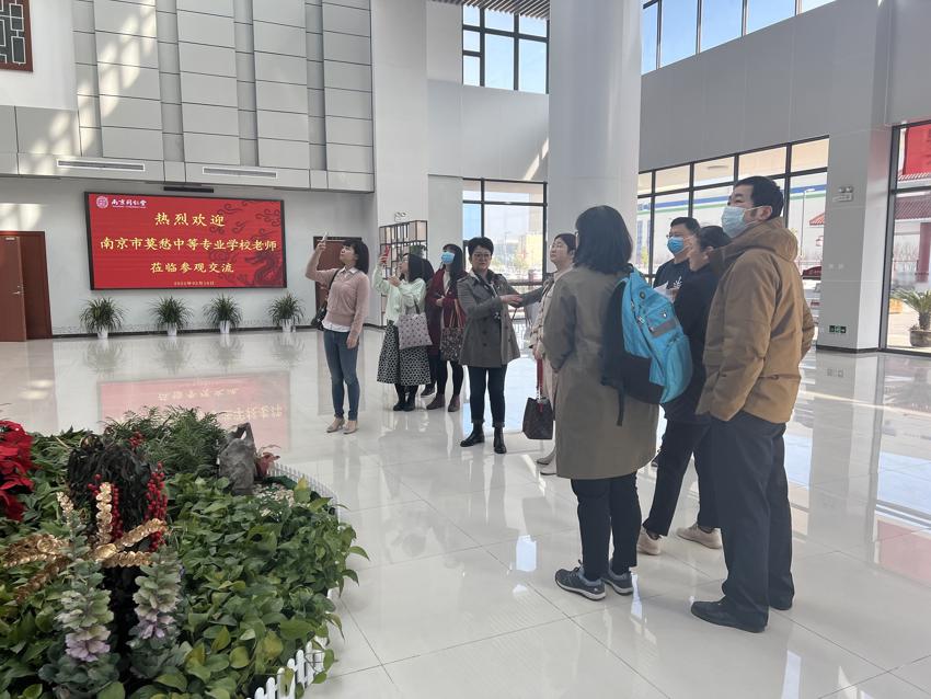 3.10制药专业到南京同仁堂调研1.JPG