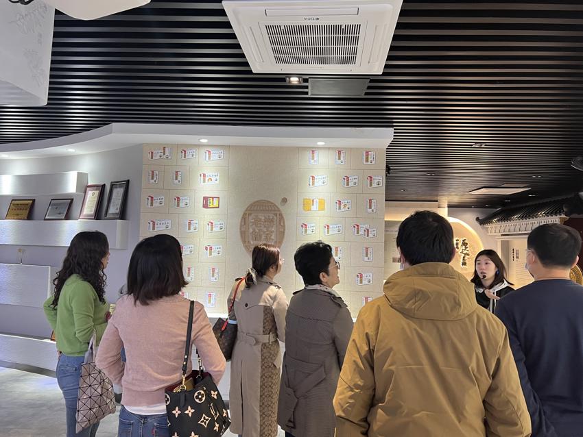 3.10制药专业到南京同仁堂调研2.JPG