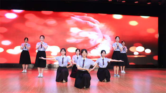 9 学生舞蹈 感恩的心.jpg
