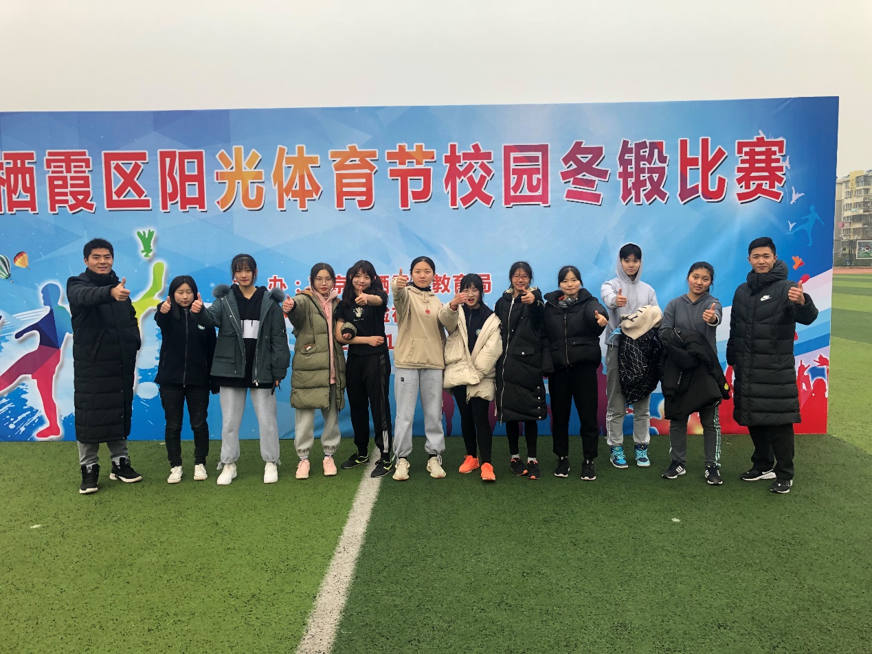 一群人站在草地上

描述已自动生成
