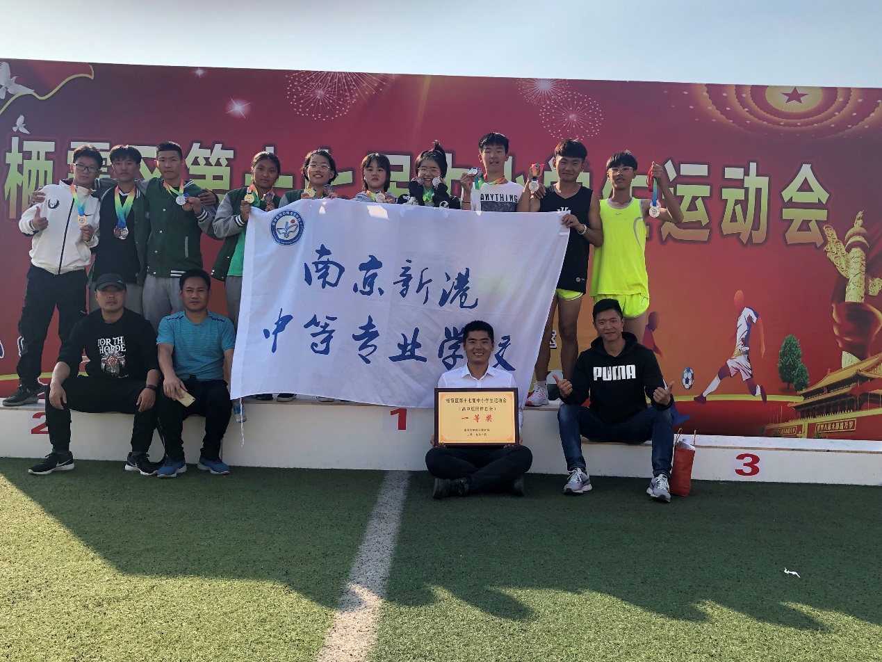 图片包含 草, 人, 户外, 人们

描述已自动生成